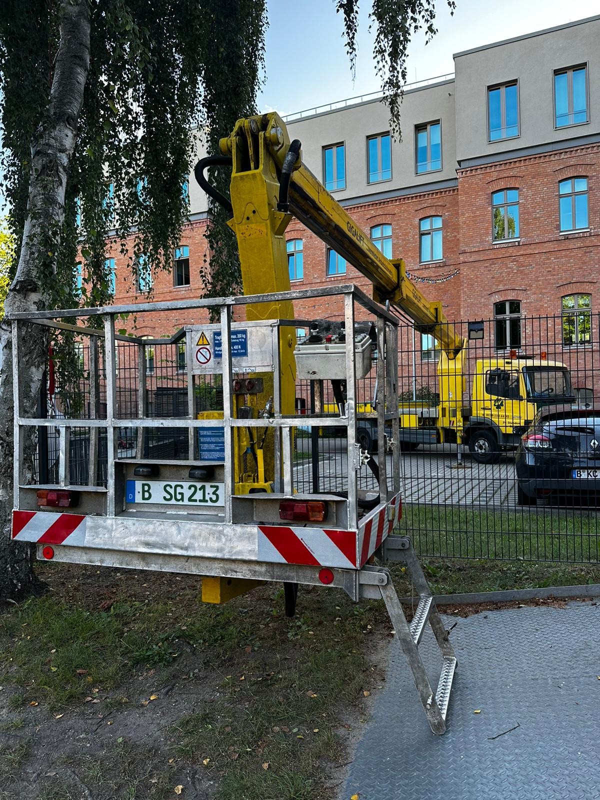 Hubsteiger von Steigerglück im Einsatz an einem Wohnhaus