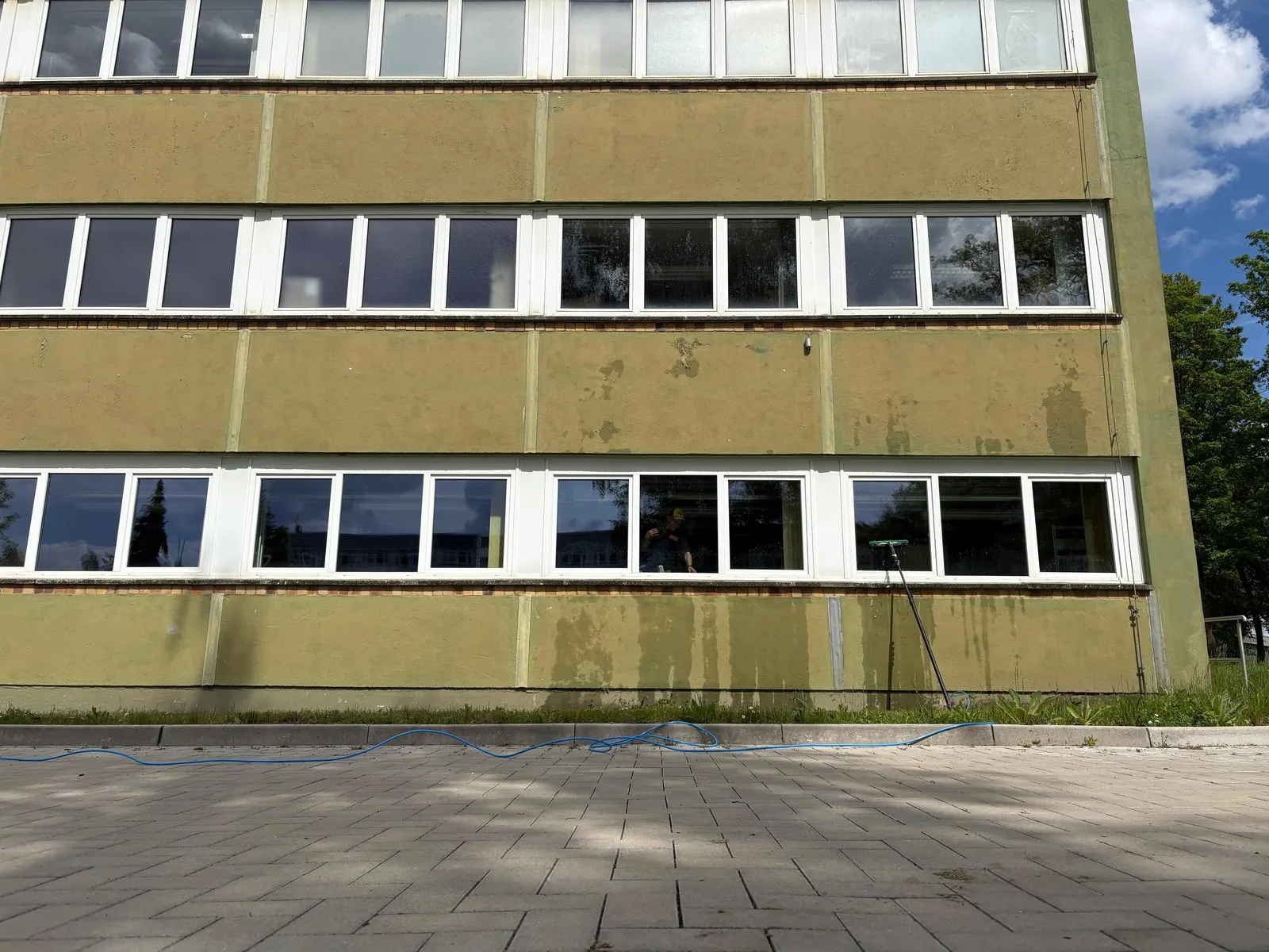 Fensterreinigung mit der Teleskopstange an einem Bürogebäude — bis 13 Meter ohne Leiter