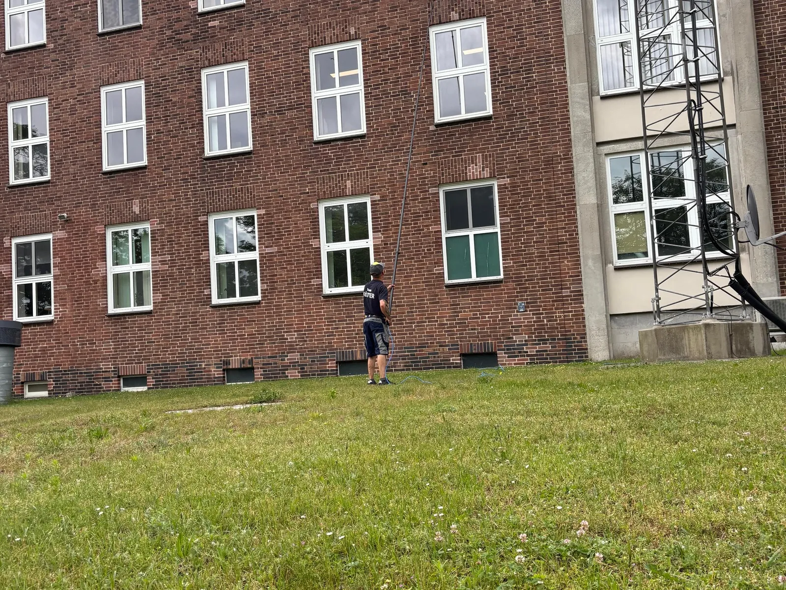 Backsteingebäude mit Gerüst während der Fassadenarbeiten