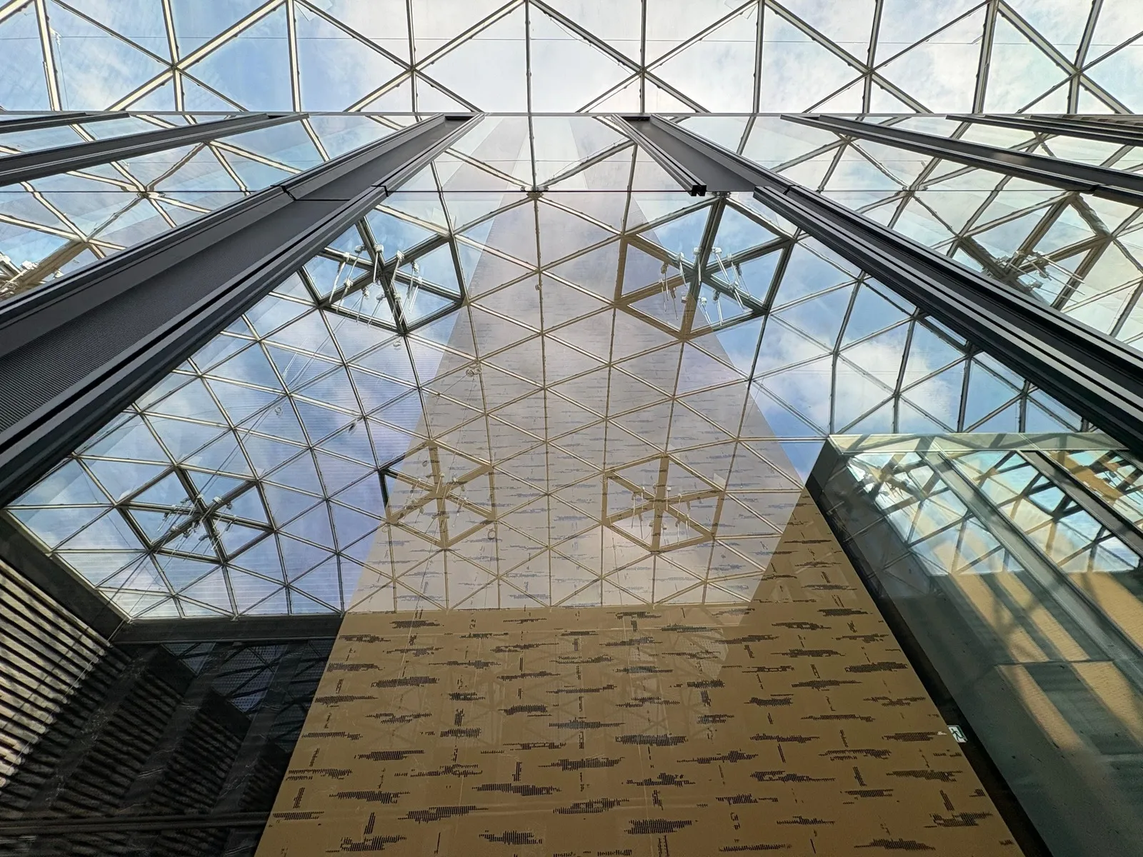 Blick von unten auf ein gereinigtes Stahl-Glas-Dach