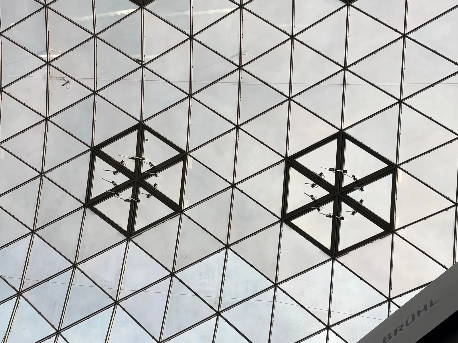 Rautenförmiges Glasdach mit Stahlknoten nach der Reinigung