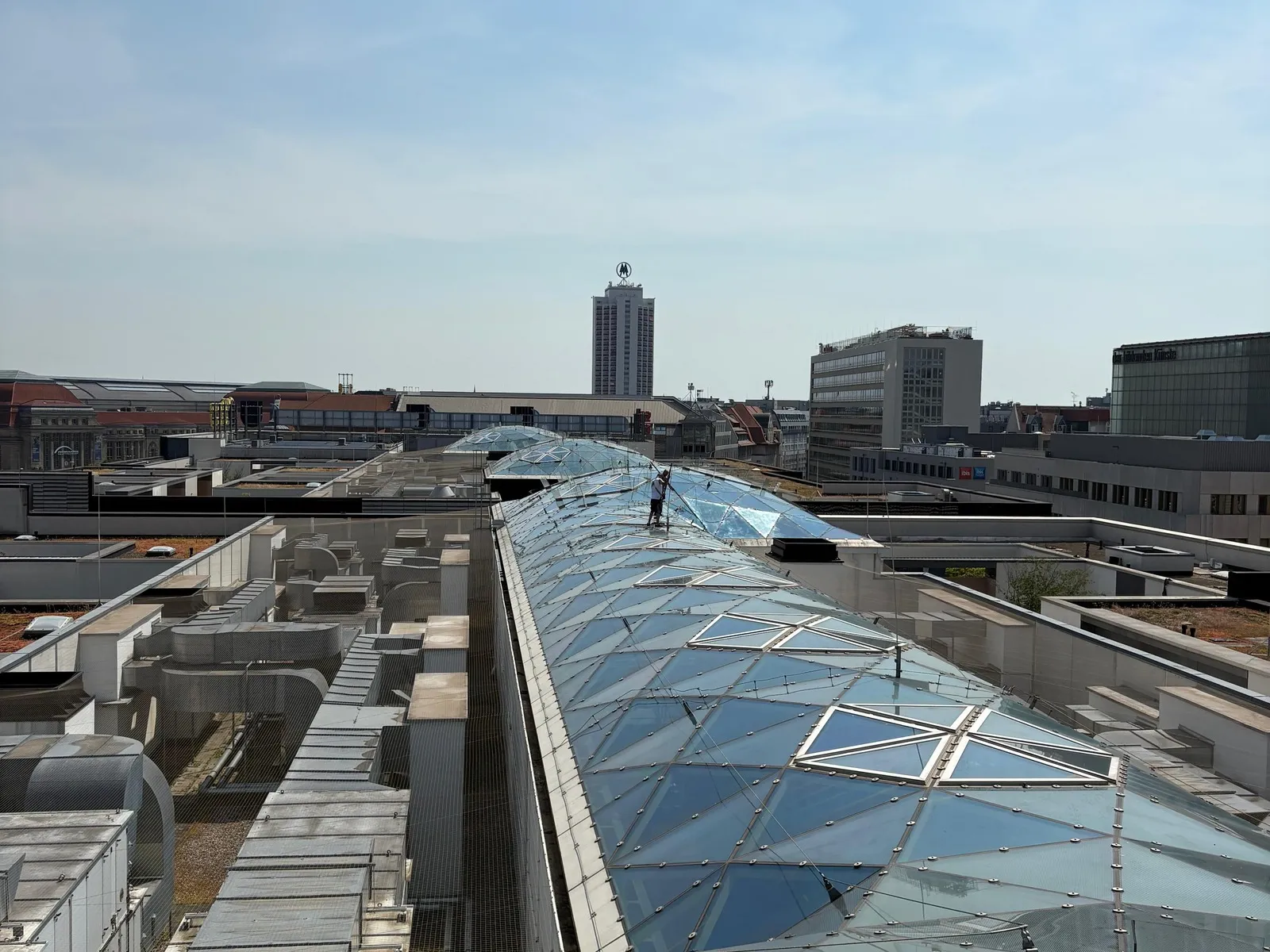 Glasdach von oben mit Blick über die Berliner Skyline