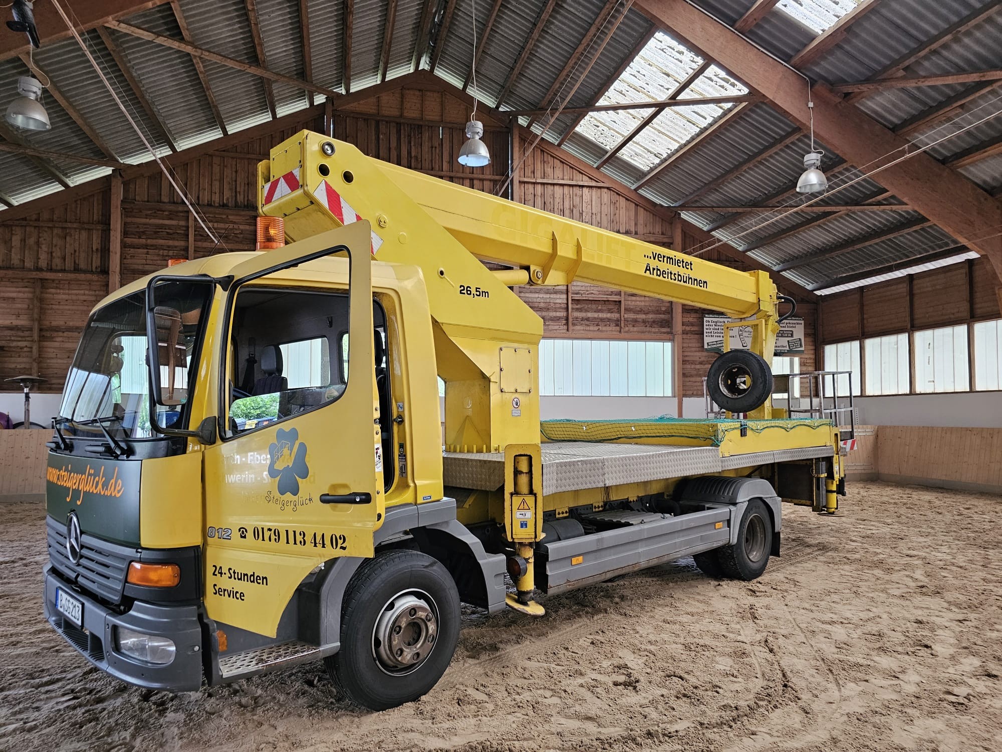 Hubsteiger-Fahrzeug von Steigerglück in einer Reithalle