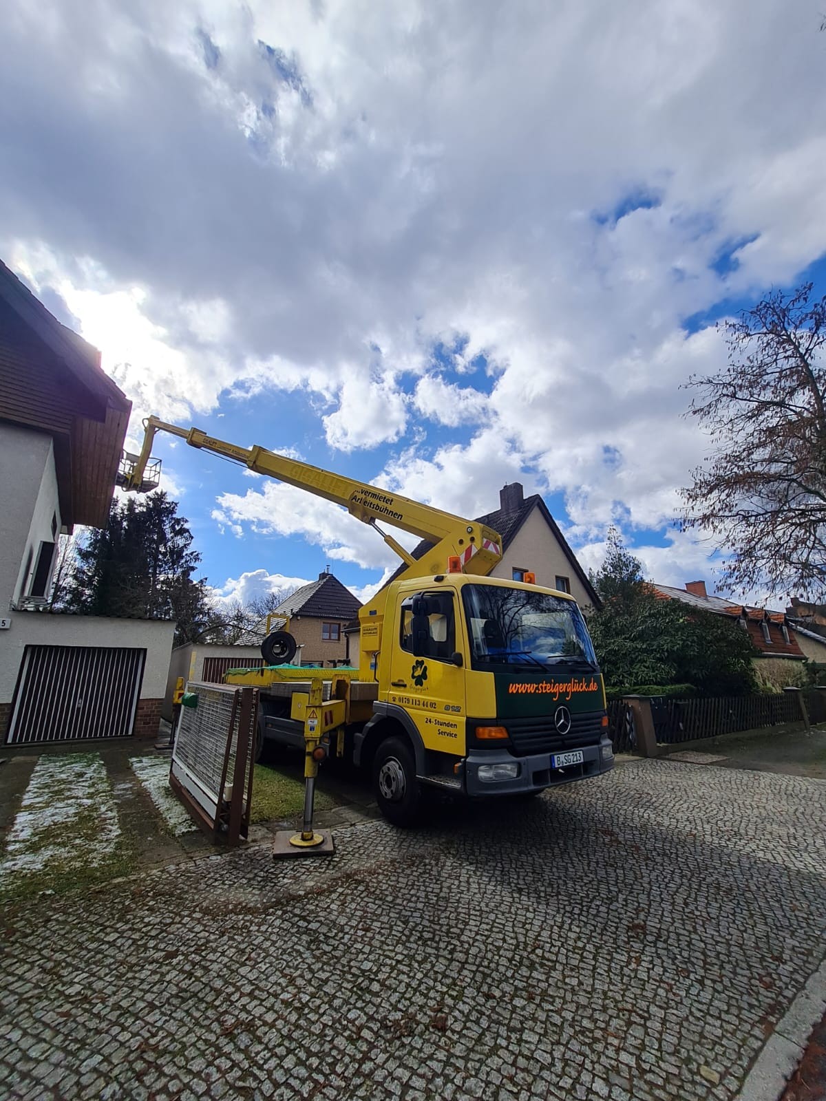 Hubsteiger von Steigerglück im Einsatz über einer Dachkante